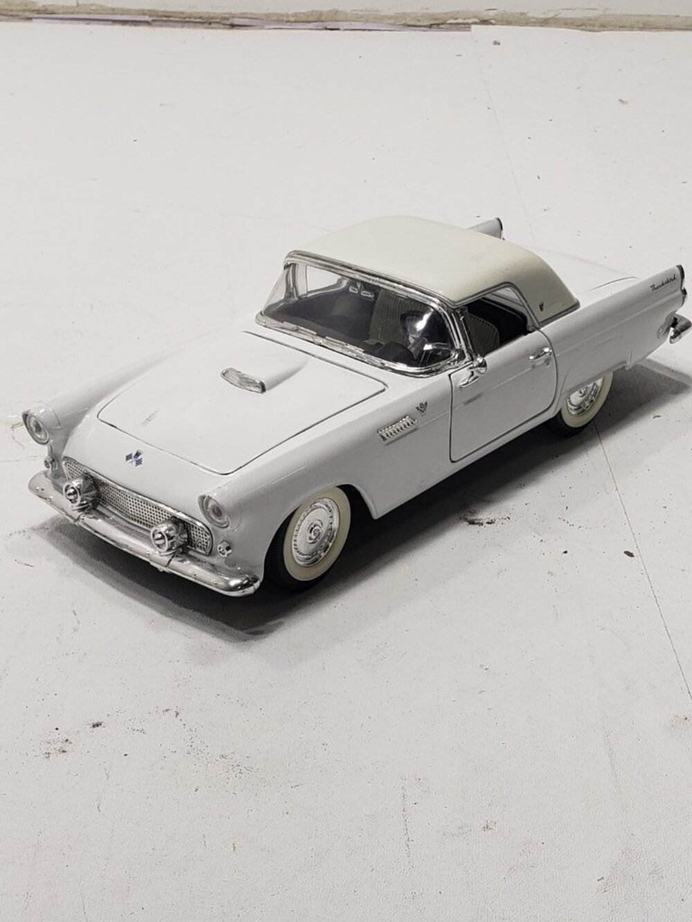 ROAD TOUGH 1:18 Scale1955 Ford ThunderBird No 92068 White No Box Loose